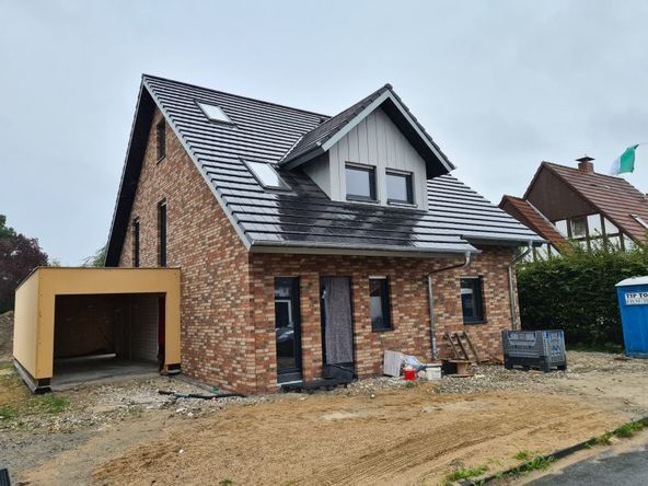 Einfamilienhaus mit Klinkerfassade und Garage